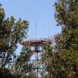 Ci inerpichiamo per la ripida strada provinciale sino a intravedere sulla destra l�ingresso al Bosco delle Pianelle e a sinistra tra le fronde degli alberi un�antenna radar ridipinta di rosso